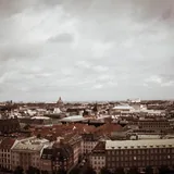 Udsigt over Københavns tage og tårne under en skyet himmel